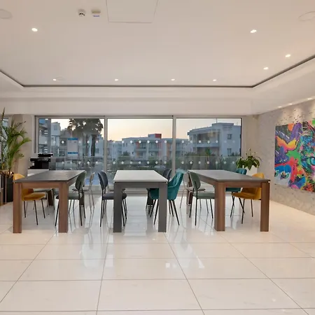 Aparthotel Uc Hall 3*