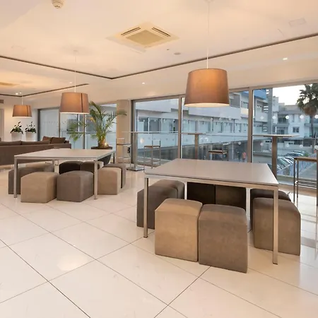 Aparthotel Uc Hall 3*