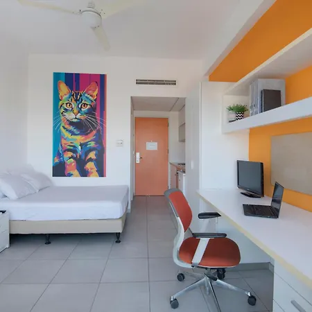 Uc Hall 3* ニコシア