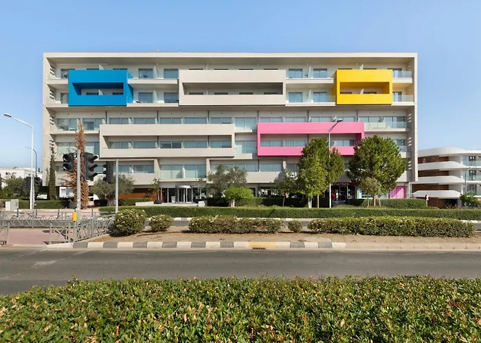 Aparthotel Uc Hall 3*