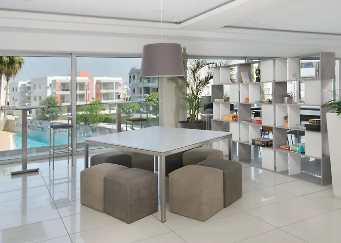 Aparthotel Uc Hall 3*