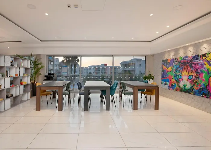 Aparthotel Uc Hall 3*