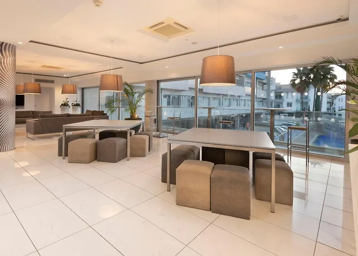 Aparthotel Uc Hall 3*