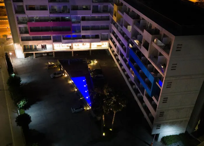 Aparthotel Uc Hall 3*