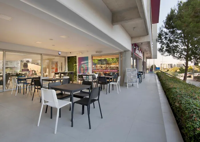 Aparthotel Uc Hall 3*